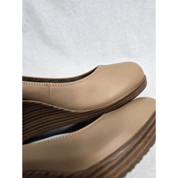 Crocs A-Leigh Wedge Heel Pumps Women's Sz 6 Beige Closed Toe Leather Shoes - Picture 6 of 8